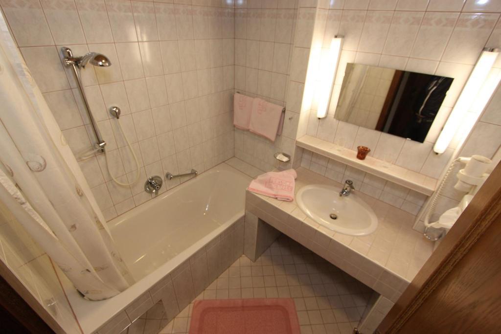 Haus Hohenfels Hotell Obergurgl Rum bild